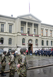 Militär und Harmoniemusik vor dem Rathaus